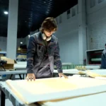 Pekerja pabrik memeriksa kualitas produk di area produksi